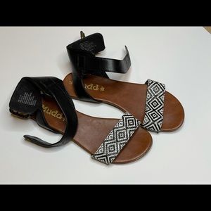 Mudd sandals black and white
